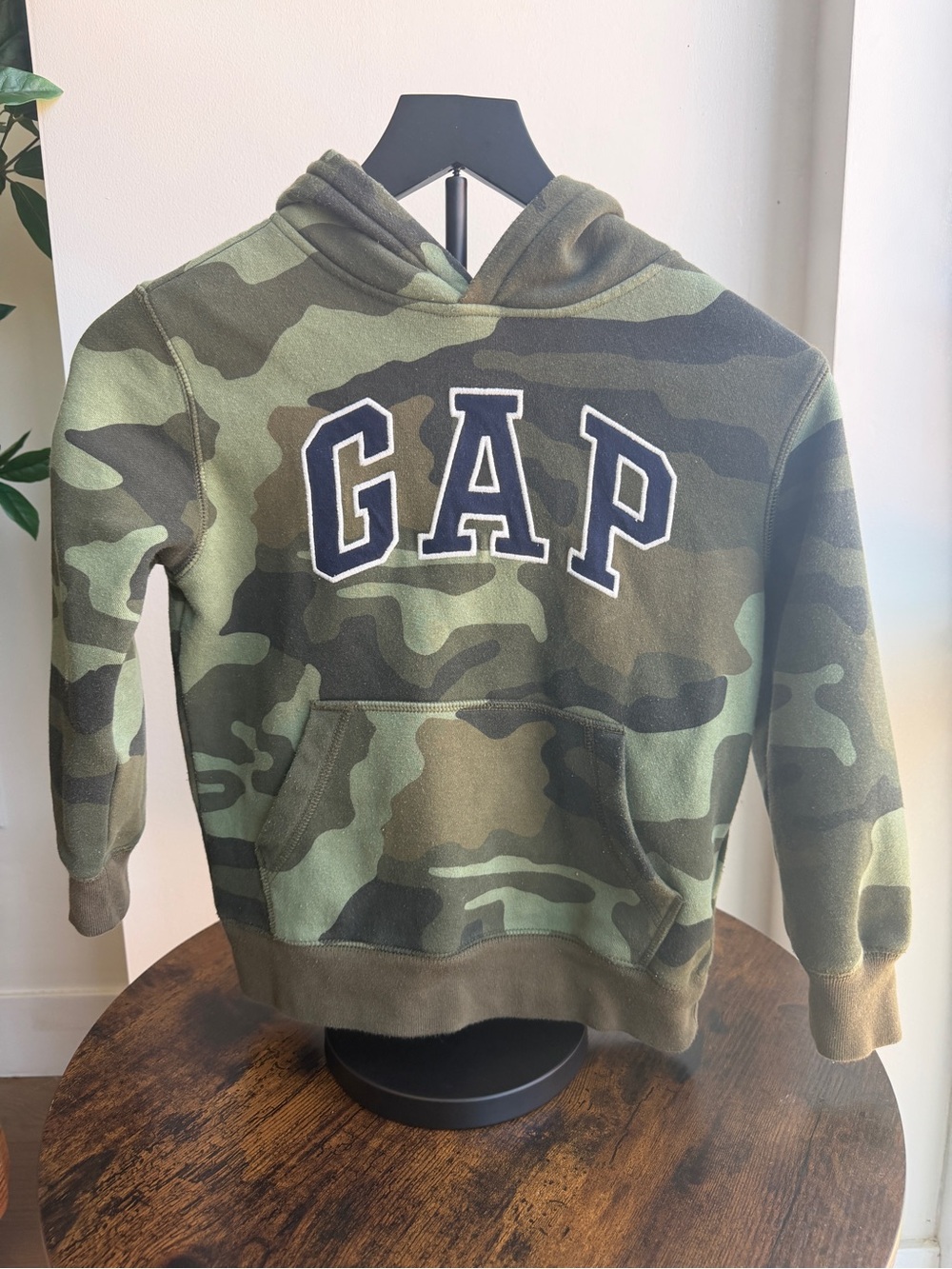 GAP Kids Embroidered Logo Camo Hoodie Size S (6-7)